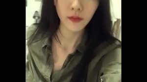 Cô bạn gái quyến rũ rên rỉ thủ dâm trên giường