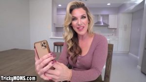 Mẹ kế sang trọng gửi bức ảnh khỏa thân để quyến rũ con riêng