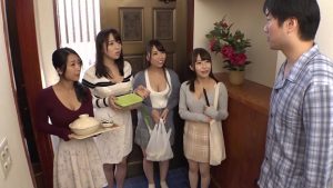 Bốn cô vợ hàng xóm ngực bự hung hăng đòi lấy con cặc của tôi