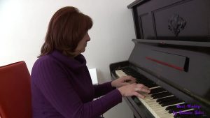 Cô giáo dạy piano có hai cô học trò xinh đẹp, gợi cảm cũng rất nhiệt tình giúp đỡ