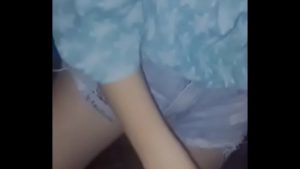 Cô bạn gái xinh đẹp học sóc lọ cho anh người yêu