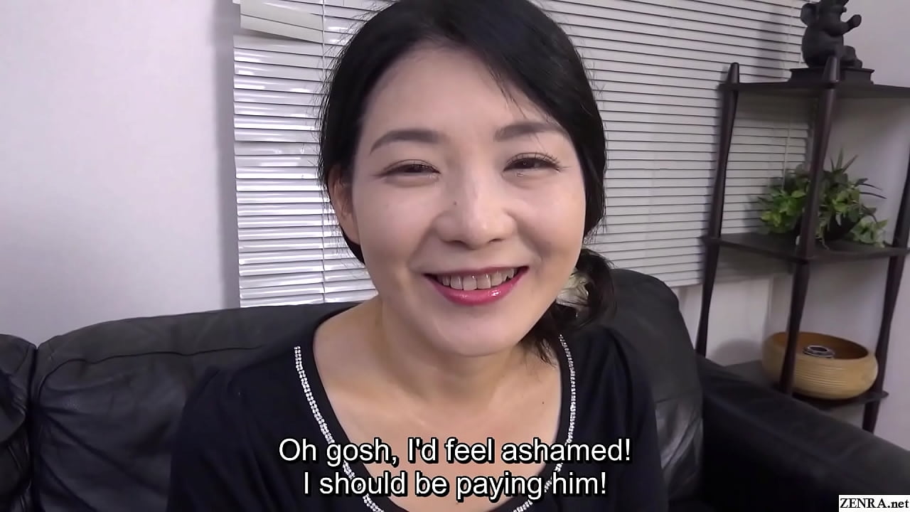 Người phụ nữ Nhật Bản vui vẻ và hạnh phúc trong lần ra mắt phim ...