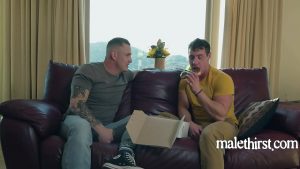 Chơi đùa cùng nhau lên nóc nhà