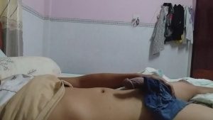 Sáng sớm nứng cặc lôi ra chào cờ