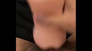 Chơi cái lồn giả bắn tinh