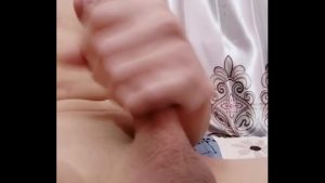 Sục con cu sướng bắn tinh ngập giường