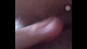 Thọc tay vào bướm nứng rên sướng