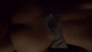 Doggy girl xinh trên giường trong đêm