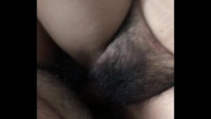 Nhấp chim vào lồn lông lá của vợ bạn