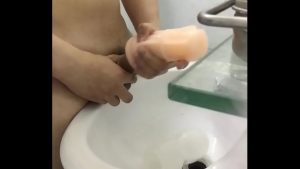 Quay video sục cu với con bướm giả