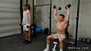 Đang tập gym thì nứng quá va nhau luôn