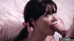 Những cô con gái tóc nâu dễ thương bị cấm yêu