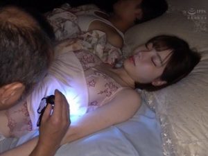 Bố chồng lẻn vào phòng ve vãn con dâu