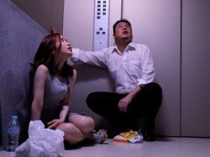 Chịch gái xinh trong thang máy dâm vô cùng