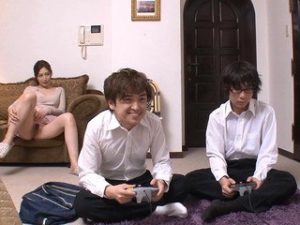 Không mặc đồ lót quyến rũ bạn của con