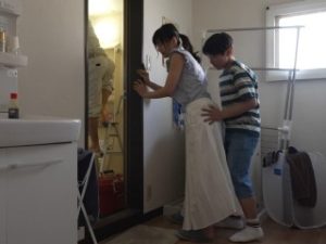 Chăm sóc thằng em họ hư hỏng