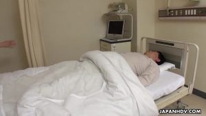 Cô y tá dâm ngậm cu cho bệnh nhân