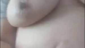 Vú tròn xệ em khoe