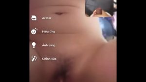 Yêu xa đành phải call video tự xử