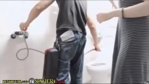 Nhờ anh đến sửa nước rồi trả công bú cặc