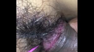 Lồn lông nhét cả máy rung vào mới sướng