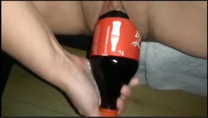 Dâm nữ nứng lồn nhét chai coca vào lồn