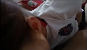 Lén lút tụt quần lần mò trong giờ thể dục