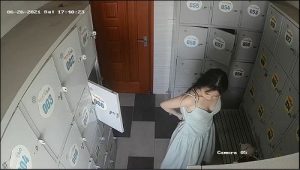 Quay lén cô em thay đồ