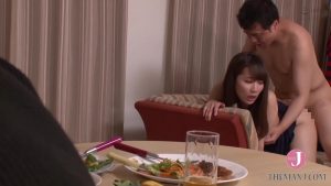 Chuốc cho bạn uống say rồi địt luôn vợ bạn