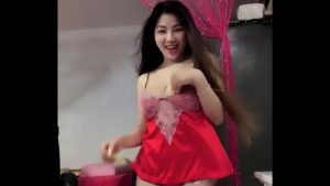 Dâm nữ uốn éo khoe hàng