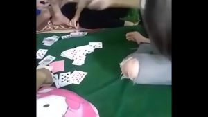 Chơi bài lột đồ thôi