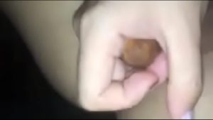 Gái việt nhét cà rốt