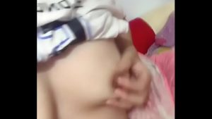 Khoe vú non tự sướng