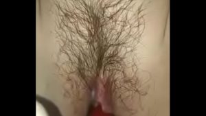 Nhét son vào lồn thủ dâm ra nước