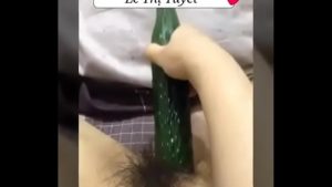 Nhét dưa dâm sướng bím