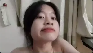 Em gái dâm đãng khoe đồ