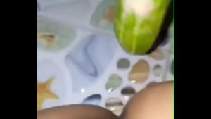 Nhét dưa chuột đưa đẩy