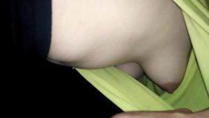 Sờ vú chị gái dâm