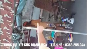 Quay trộm gái dâm khỏa thân đi lòng vòng