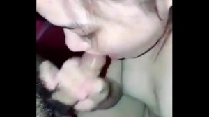 Cho bà xã bú buồi