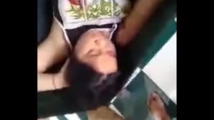 Lén quay tay bắn vào mặt mẹ