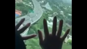 Chịch cô chị họ bên cửa kính