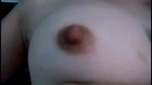 Ngắm núm vú hồng của em