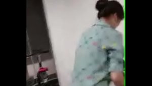 Gái dâm nứng lồn trong phòng gym