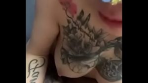 Gái xăm trổ quay video thẩm du