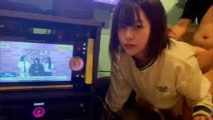 Chịch em teen dâm đãng chơi doggy