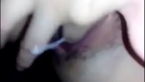 Bà chị móc cua đầy nước cho em xem