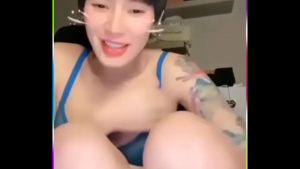 Gái xinh dâm đãng thay đồ trên live