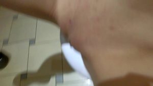 Người yêu bảo anh muốn xem lồn nên em vào wc show cho anh xem