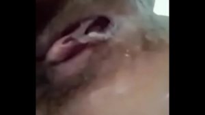 Chồng đi xa vợ móc bướm để chồng xem cho đỡ nhớ